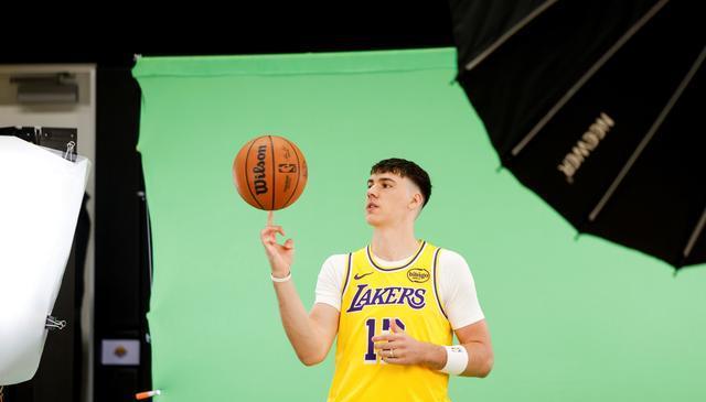 湖人有三位, 野兽阿丘瓦 湖人有三位, 野兽阿丘瓦